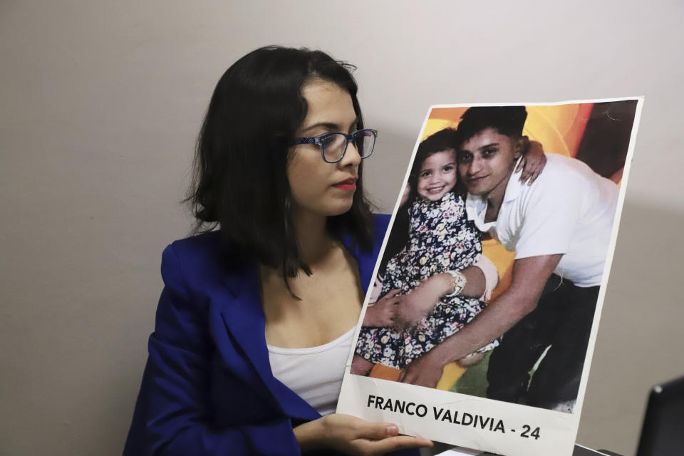 Francys Valdivia Machado, presidenta de la Asociación de Madres de Abril, muestra el 8 de enero del 2019 una foto de su hermano Franco, de 24 años, quien murió durante la represión de manifestaciones antigubernamentales en Estelí, Nicaragua, en abril del 2018. Valdivia fue entrevistada en México, donde se instaló luego de recibir amenazas en Nicaragua. (AP Photo)