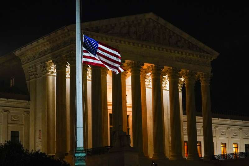 美國聯邦最高法院19日宣布，自由派大法官金斯堡因為胰臟癌過世、享壽87歲。最高法院也隨即降下半旗悼念。（美聯社）