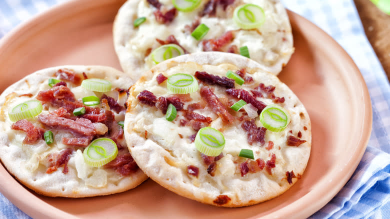 Mini pizzas with green onions