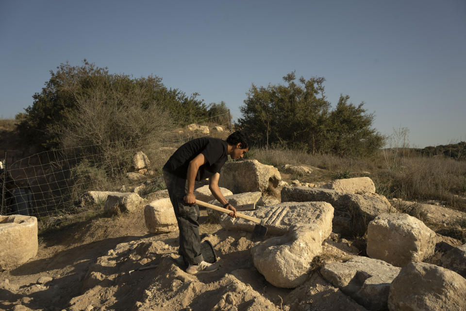 Un voluntario excava en un sitio arqueológico de 2000 años designado la Cueva de Salomé que fue recientemente descubierto en el Bosque Lachish de Israel, el 20 de diciembre de 2022. (AP Foto/ Maya Alleruzzo)