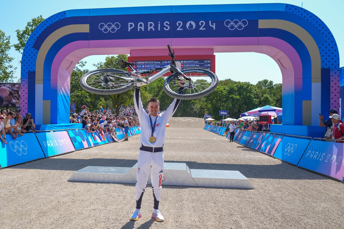 Tom Pidcock defends title in dramatic mountain biking race with a mighty comeback