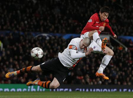 Manchester United's Shinji Kagawa (R) is challenged by Shakhtar Donetsk's Yaroslav Rakitskiy during their Champions League soccer match at Old Trafford in Manchester, northern England, December 10, 2013. REUTERS/Phil Noble