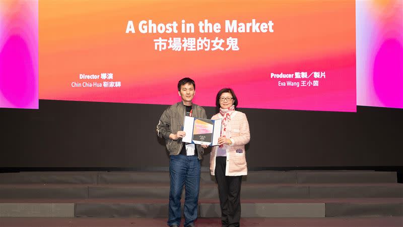 《市場裡的女鬼》導演靳家驊（左起）與台北市電影委員會饒紫娟總監。（圖／香港亞洲電影投資會提供）