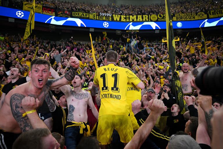 La imagen que recorrió el mundo: Marco Reus se trepa a la tribuna de Borussia Dortmund, para celebrar el arribo a la final de la Champions