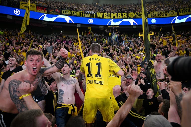 Espectacular imagen de Marco Reus, con los fanáticos de Borussia Dortmund de frente, a pura celebración; el cuadro alemán eliminó a PSG en París en una semifinal de la Champions League.