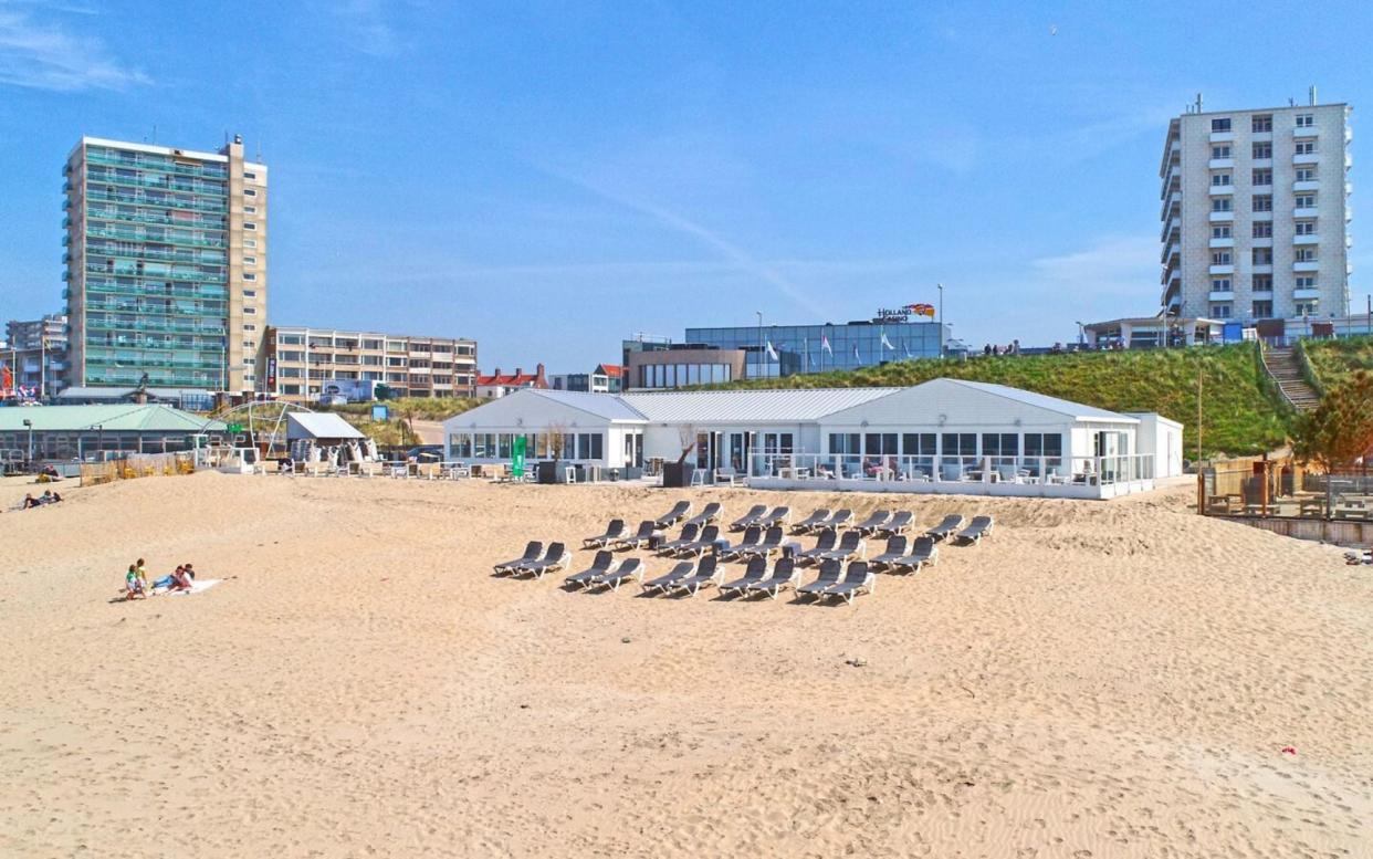 Zandvoort beach: never mind the green water and jellyfish