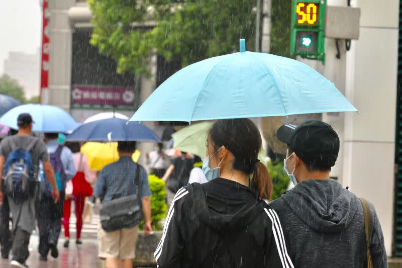 ▲氣象局指出，受南方雲系北移、東北季風增加，今（1）日起全台雨將連下三天。（圖／NOWnews資料照片）