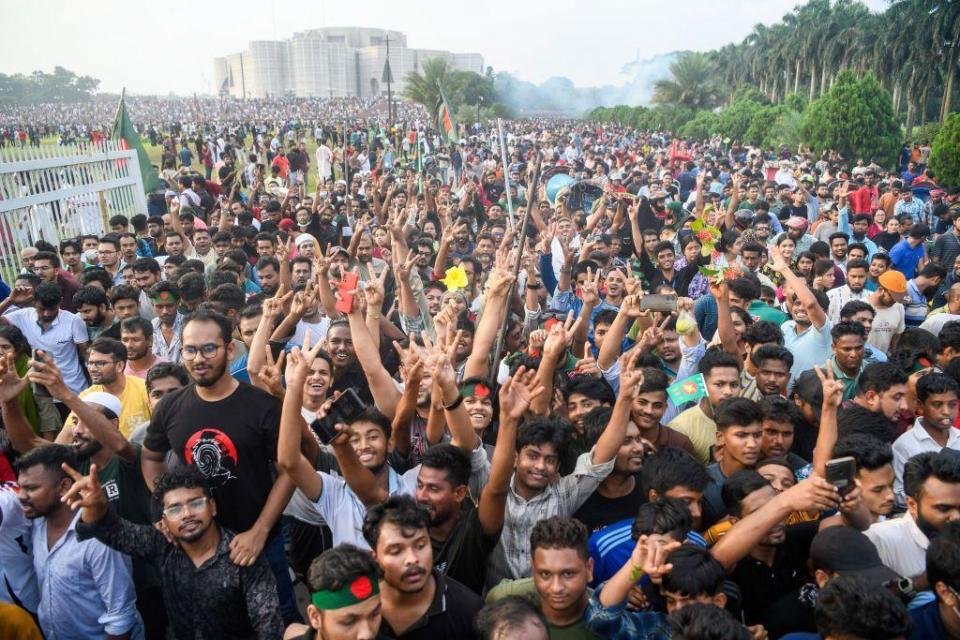 Miles de personas en una protesta en Daca.