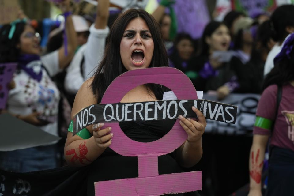 Una mujer con un cartel en contra de la violencia de género durante la marcha por el Día Internacional de la Mujer en Lima, Perú, el viernes 8 de marzo de 2024. (AP Foto/Martín Mejía)
