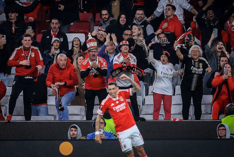 Ángel Di María festeja la clasificación con los fanáticos de Benfica