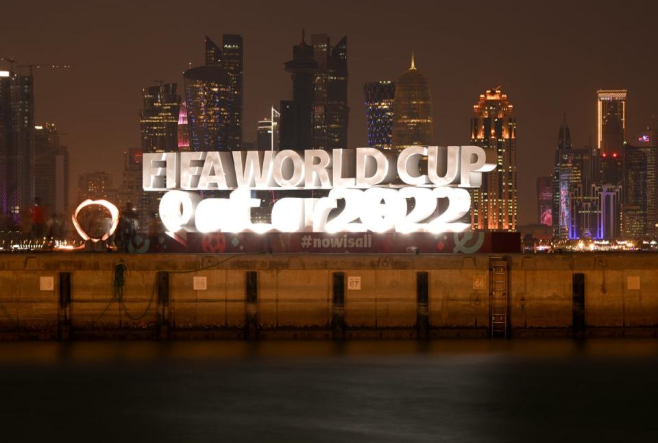 Une vue générale sur la Corniche à côté du logo de la Coupe du Monde de la FIFA (Getty Images)