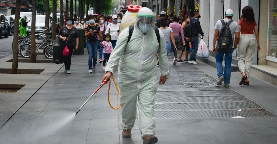 Aglomeración de personas este sábado en las principales calles del centro histórico mientras el semáforo naranja epidemiológico por covid-19 se mantiene activo.