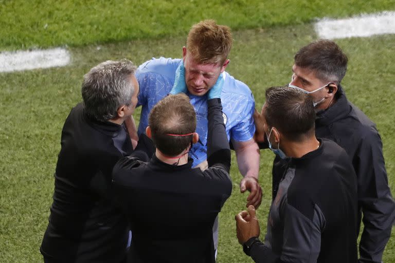 En 2021, Kevin de Bruyne también abandonó la cancha en una final de Champions League, debido a un choque con N'Golo Kanté a los 15 de la segunda parte ante Chelsea