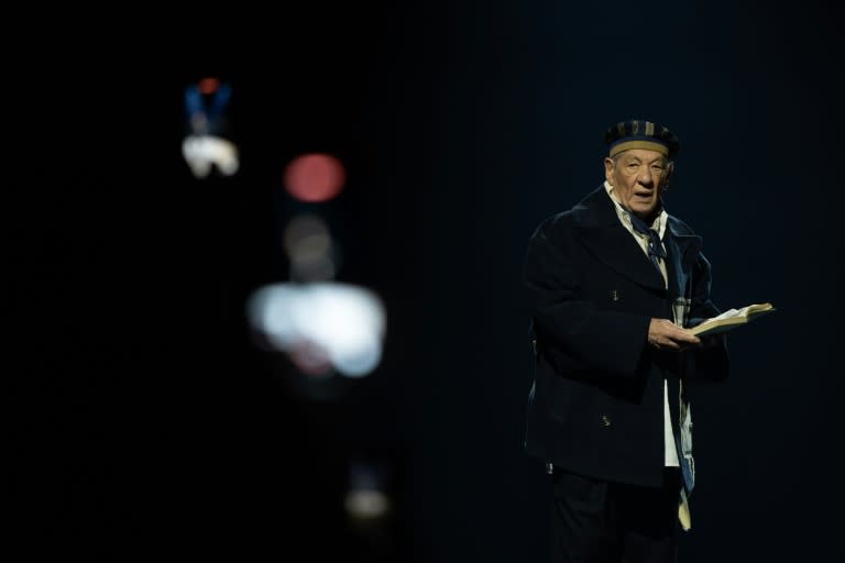 El actor Ian McKellen lee un texto durante su participación en un desfile de moda de la marca británica S.S.Daley's, el 19 de febrero de 2023 en Londres (Niklas Halle'n)