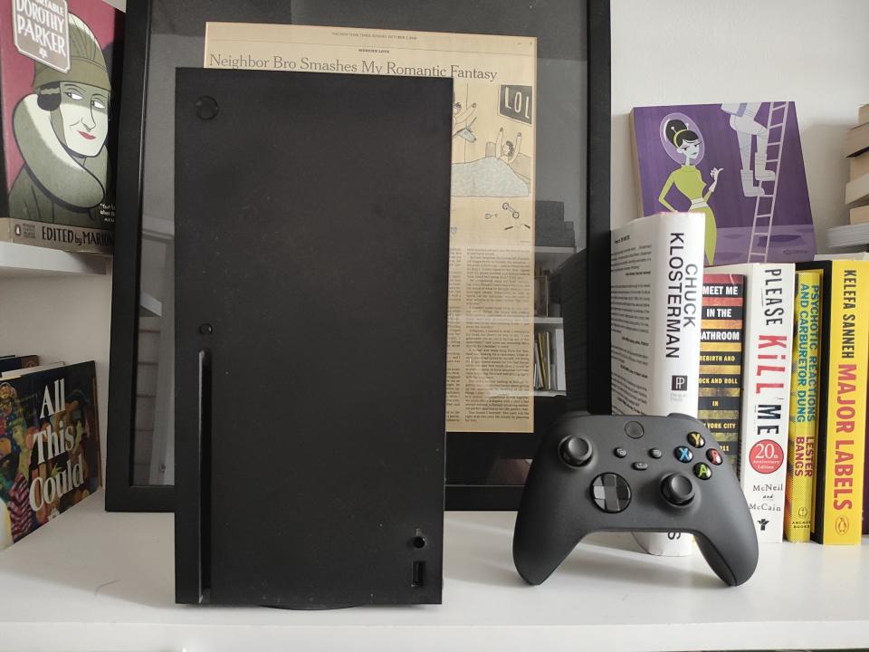 Lifestyle photo of Xbox Series X in carbon black 