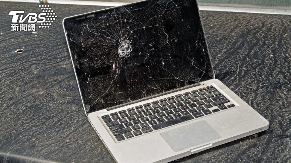 這名大學生剛買不久的筆電螢幕被壓壞。（示意圖／shutterstock達志影像）
