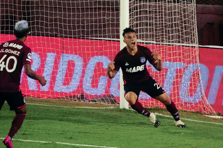 Alexander Bernabei festeja su gol contra Vélez Sarsfield