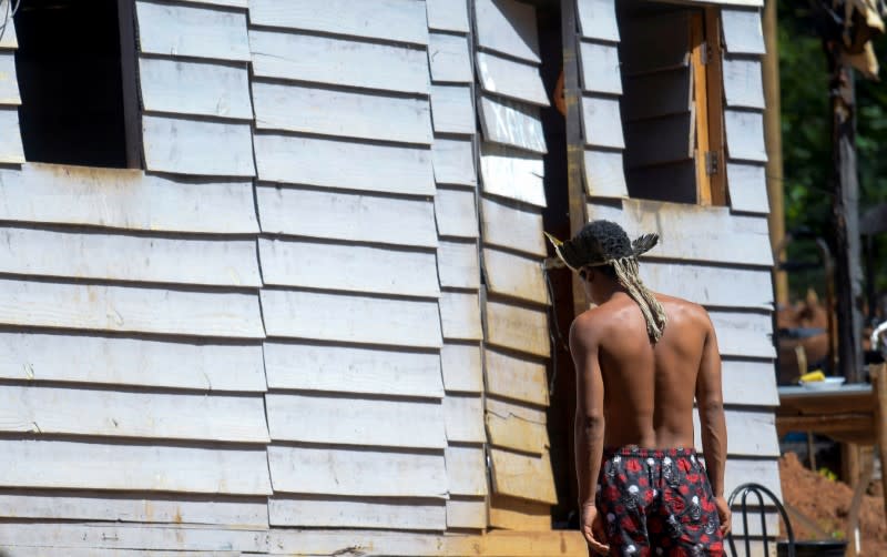 FOTO DE ARCHIVO: Una persona indígena de la etnia Pataxo en la aldea Nao Xoha en Sao Joaquim de Bicas, estado de Minas Gerais.