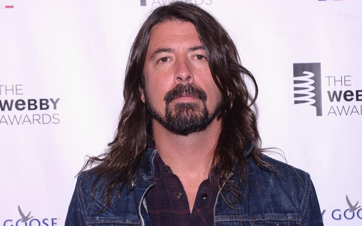 Normalerweise steht Dave Grohl als Frontmann der Foo Fighters auf der Bühne. Für eine Wohltätigkeitsorganisation tauschte der Rockstar das Mikrofon nun gegen eine Grillzange. (Bild: 2015 Getty Images/Stephen Lovekin)