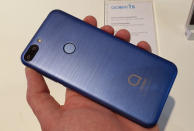 <p>Alcatel 1S costerà 109 euro offrendo display FullView panoramico hd+ da 5,5 pollici, fotocamera posteriore da 16 (interpolati)+2 megapixel che sfrutta l’intelligenza artificiale, processore octa-core con 3 gb ram e 32 gb interni e batteria da 3060mAh. </p>