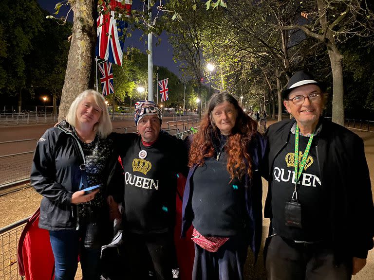 “The Fab Four” acampan cerca del Palacio de Buckingham desde que falleció la reina Isabel II el jueves pasado