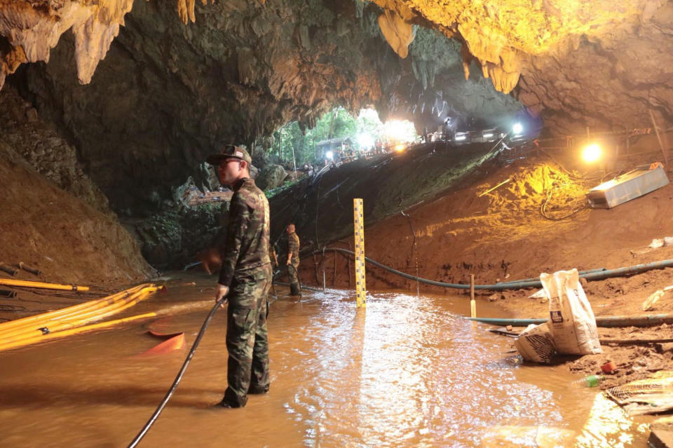 En esta imagen sin fecha distribuida por la Armada de Tailandia el 7 de julio de 2018, rescatistas tailandeses bombean agua fuera de una cueva anegada en la que están atrapados 12 niños y su entrenador de fútbol desde el 23 de junio, en Mae Sai, en la provincia de Chiang Rai, en el norte de Tailandia. (Armada Real de Tailandia vía AP)