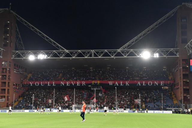 Rome, Italy. 16th Dec, 2018. AS Roma Team seen lining-ups during the Serie  A football match between AS Roma and Genoa CFC at Olimpico Stadium. (Final  score Roma 3 - 2 Genoa)