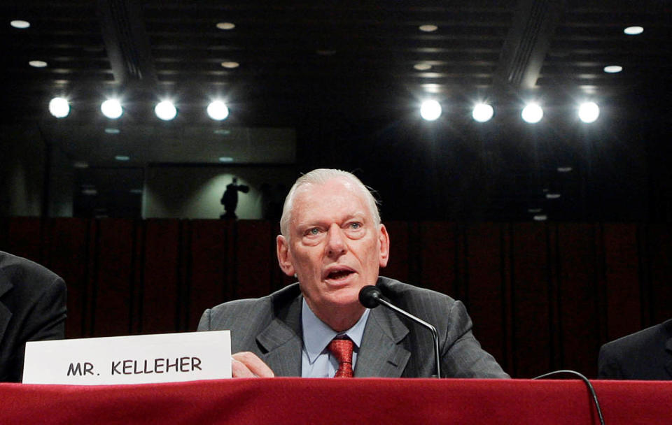 FILE PHOTO: Southwest Airlines Chairman Herb Kelleher (C) testifies during a Senate Commerce, Science, and Transportation Subcommittee on Aviation hearing on the Wright amendment on Capitol Hill in Washington, November 10, 2005. REUTERS/Jim Young/File Photo