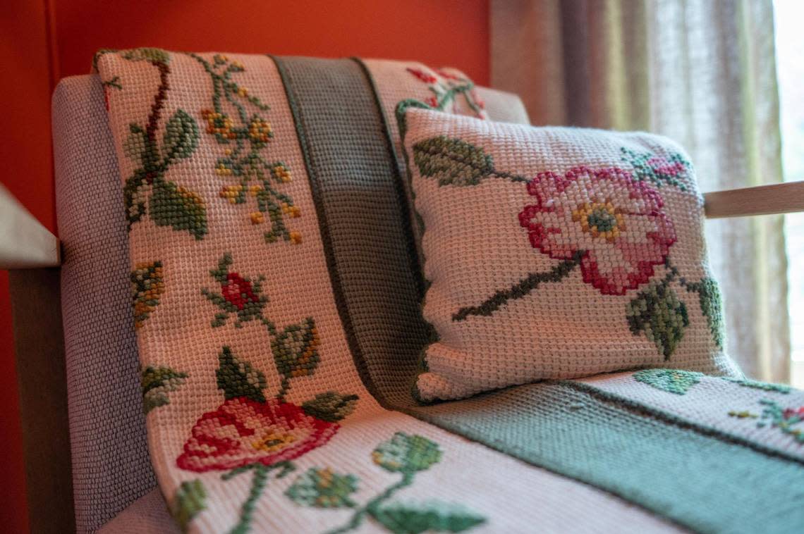 Before the “Swedish Death Cleaning” crew did their makeover of Suzi Sanderson’s guest bedroom, this quilt made by her grandmother was hidden under a lot of stuff. Now it has a place of honor draped over a new chair.