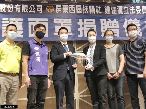 南部化成公司捐贈防護面罩給屏東地區醫院。（記者陳真攝）