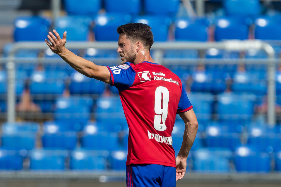 Ricky van Wolfswinkel juega con el Basilea un partido de la Liga de Suiza, que ha regresado tras el parón por el coronavirus. Un momento que hace unos meses era casi impensable para él después de que sufriera un aneurisma cerebral que casi truncó su carrera y su vida. (Foto: Harry Langer / DeFodi Images / Getty Images).