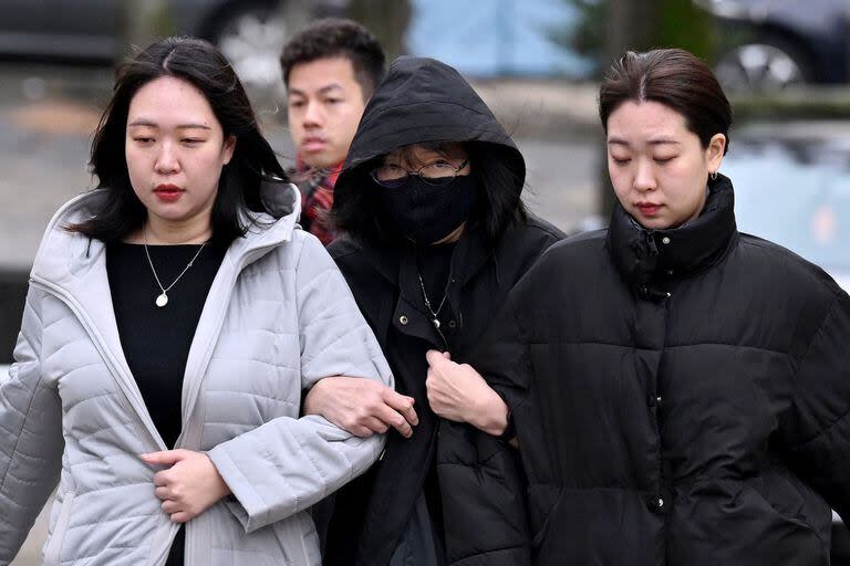 La madre del estudiante japonés asesinado Narumi Kurosaki, Taeko Kurosaki (centro), acompañada de familiares, y el novio de Narumi, Arthur Del Piccolo llegan al juzgado de Vesoul para escuchar el veredicto 