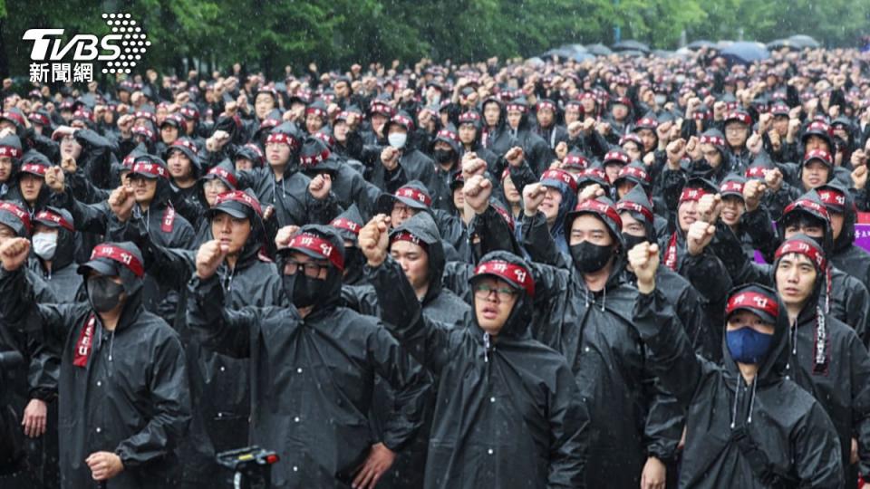三星電子史上首次總罷工，員工們冒雨集會。（圖／達志影像美聯社）
