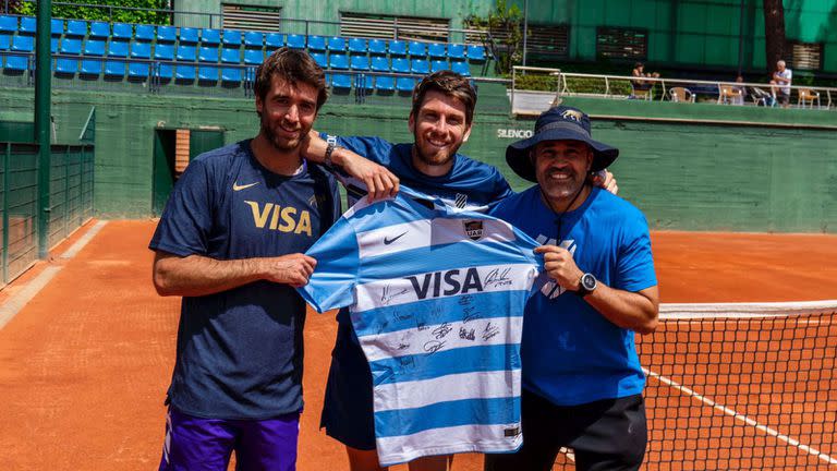 Los jugadores de los Pumas le enviaron una camiseta firmada a Norrie; en la imagen, junto con Lugones y Romero. 