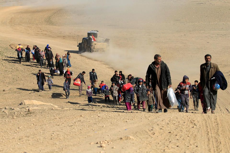 <p>Displaced Iraqis flee their homes as Iraqi forces battle with Islamic State militants, in the district of Maamoun in western Mosul, Iraq February 25, 2017. (Alaa Al-Marjani/Reuters) </p>