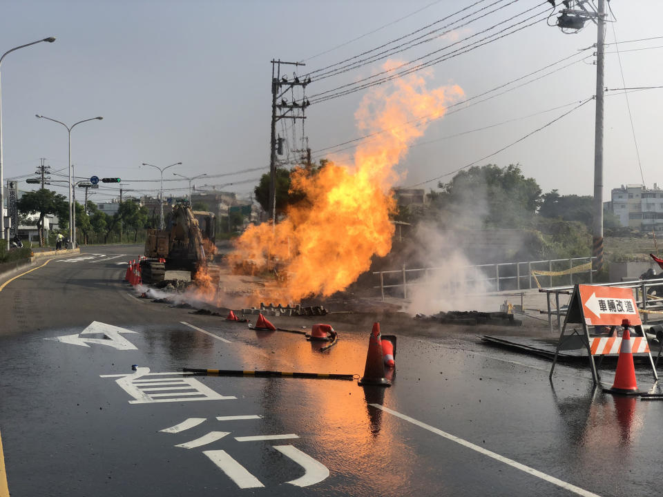 台南市新市區省道台1線17日上午發生怪手施工時，疑不慎挖斷地下瓦斯管線爆炸起火，3名工人灼傷送醫。（台南市消防局提供）