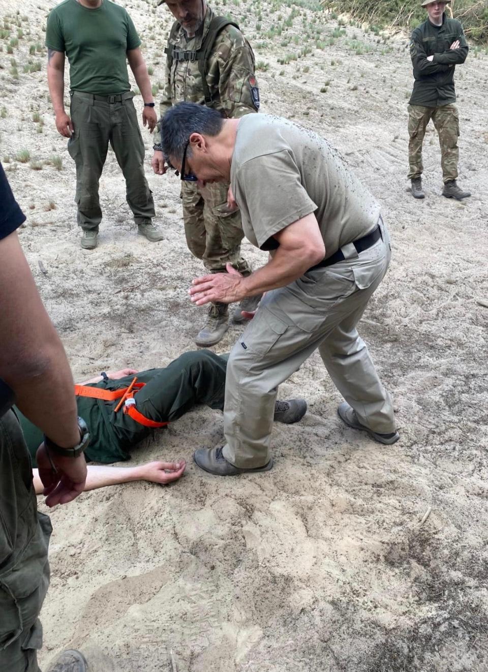 Mark Di Ionno gave field medicine training to Ukrainian soldiers. In this photo, he is teaching soldiers about applying tourniquets, which are essential to prevent deaths from bleeding out.