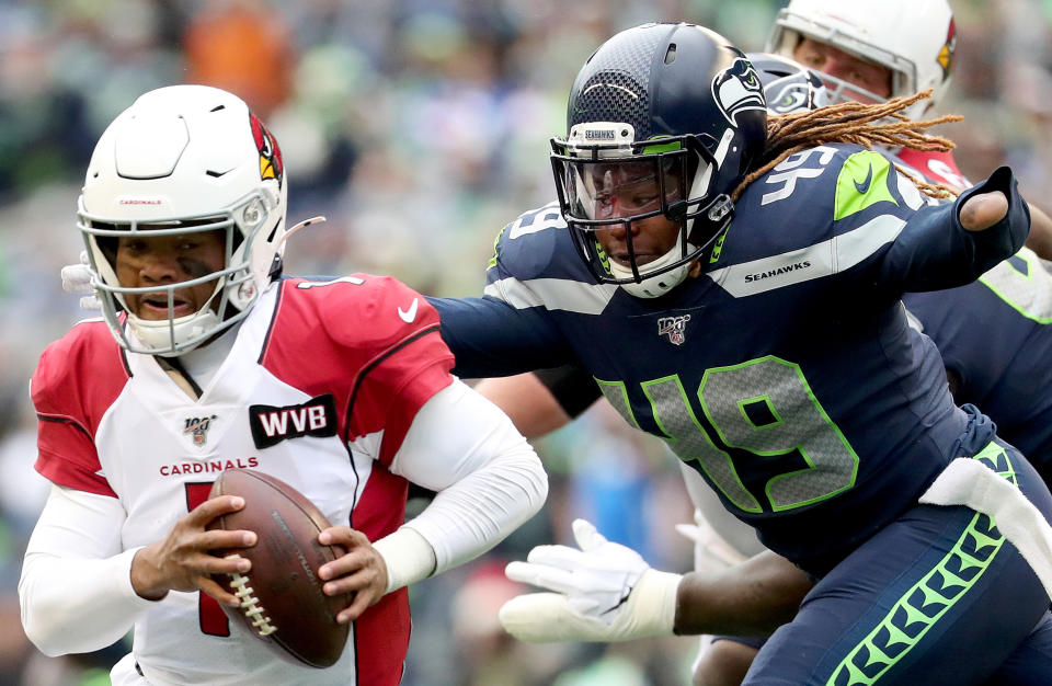 El mariscal de campo Kyler Murray #1 de los Arizona Cardinals lucha contra la presión del apoyador externo Shaquem Griffin #49 de los Seattle Seahawks. (Foto: de Abbie Parr/Getty Images)