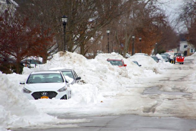 Watch Buffalo Bills Dig Cars Out of Snow After Storm Delays Return Home –  NBC New York