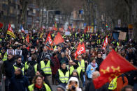 Quatre jours plus tard, le 6 février, les manifestations reprennent. Cette fois-ci, les gilets jaunes ne sont pas seuls. Les syndicats défilent à leurs côtés partout en France. L’heure n’est pas au Grand Soir, mais certains se prennent à rêver à la convergence des luttes.