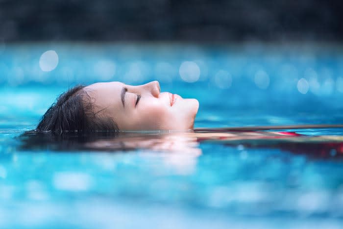 mujer en la piscina