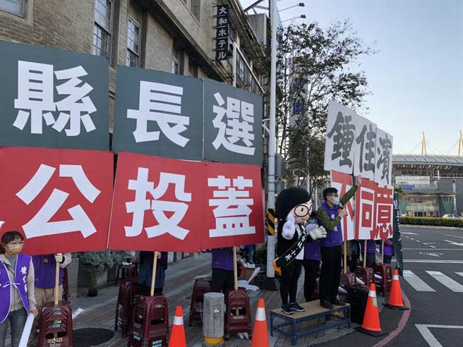 立委鍾佳濱在屏東火車站大喊「公投投不同意，縣長選鍾佳濱」後，趕到核三廠展開民主急行軍。（鍾佳濱團隊提供／謝佳潾屏東傳真）