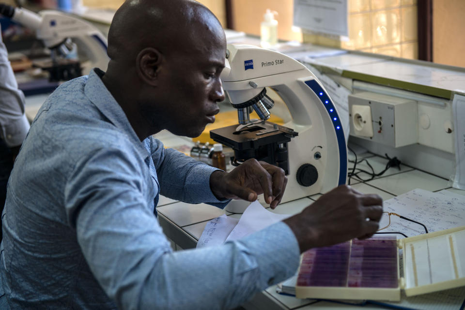 Researchers study other neglected diseases at Congo's&nbsp;National Institute for Biomedical Research, which Dr. Muyembe directs﻿. (Photo: Neil Brandvold/DNDi)