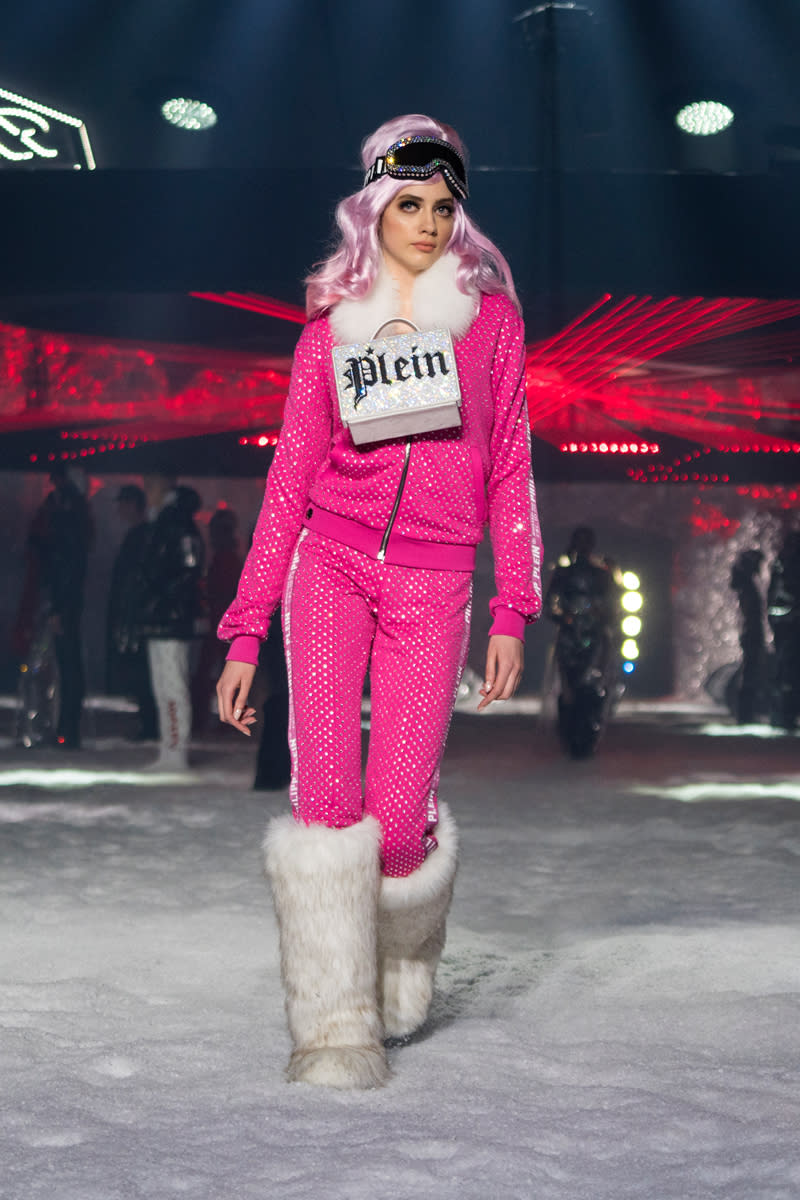 <p>Auch dieser knallpinke Trainingsanzug reiht sich in die Kollektion von Philipp Plein ein. Der Designer, der sonst in der Regel auf Schwarz setzt, bewies im Rahmen der New York Fashion Week Mut zur Farbe. (Bild-Copyright: Craig Ruttle/AP Photo) </p>