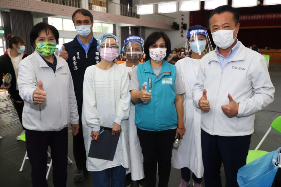翁章梁五日前往大林國小疫苗接種站視察，關心施打狀況，且為鼓勵民眾，即日起接種就送健康米。﹙記者張誼攝﹚