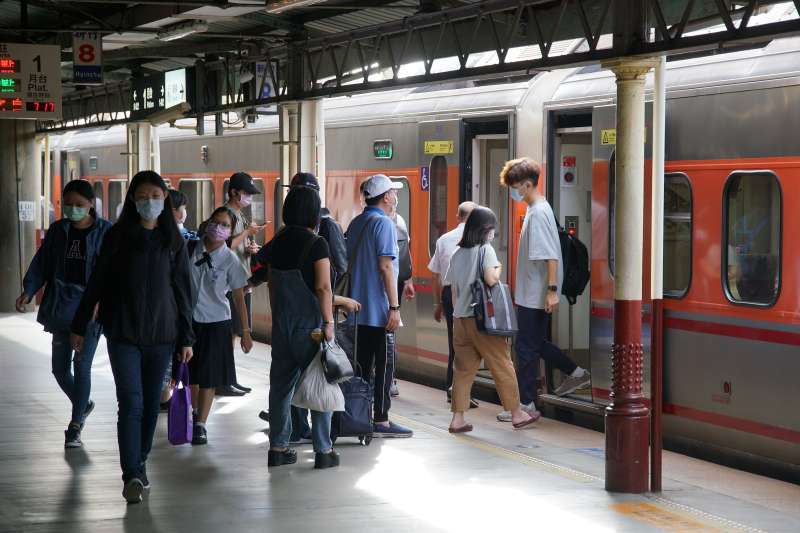 20210517-本土疫情升溫，台鐵北上通勤人潮不多。（盧逸峰攝）