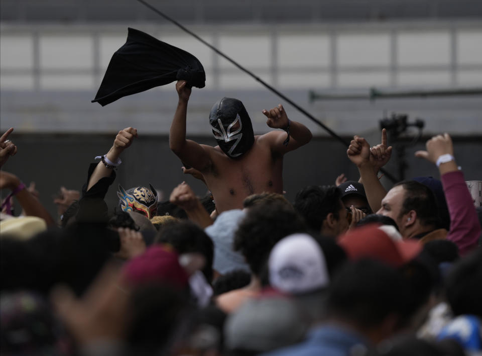 Personas con máscaras ovacionan durante la presentación de Lost Acapulco en el festival Vive Latino en la Ciudad de México el domingo 19 de marzo de 2023. (Foto AP/Fernando Llano)