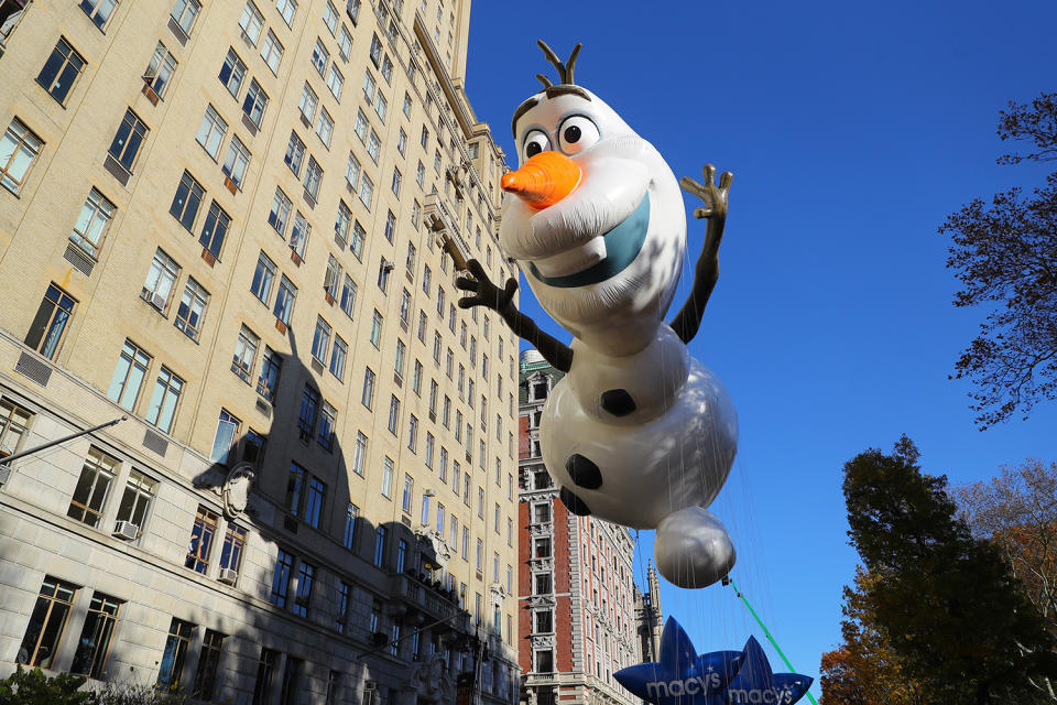 <p>The first appearance of “Frozen’s” Olaf balloon in the 91st Macy’s Thanksgiving Day Parade in New York, Nov. 23, 2017. (Photo: Gordon Donovan/Yahoo News) </p>