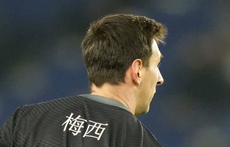 Como sus compañeros, Lionel Messi llevó escrito en chino su apellido en el partido contra Reims por la Ligue 1, a raíz de una acción institucional de Paris Saint-Germain.