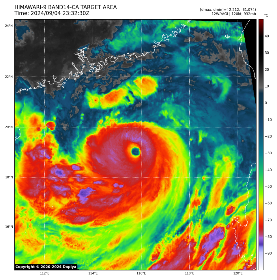 2024 年 9 月 5 日，香港時間早上 7 時 32 分，由向日葵九號（HIMAWARI-9）衛星攝錄的高色調雲圖。作為超颱的摩羯，捲合風眼的過程已經完成，中心位置的「晴空區」已清晰可見。 (dapiya.top)